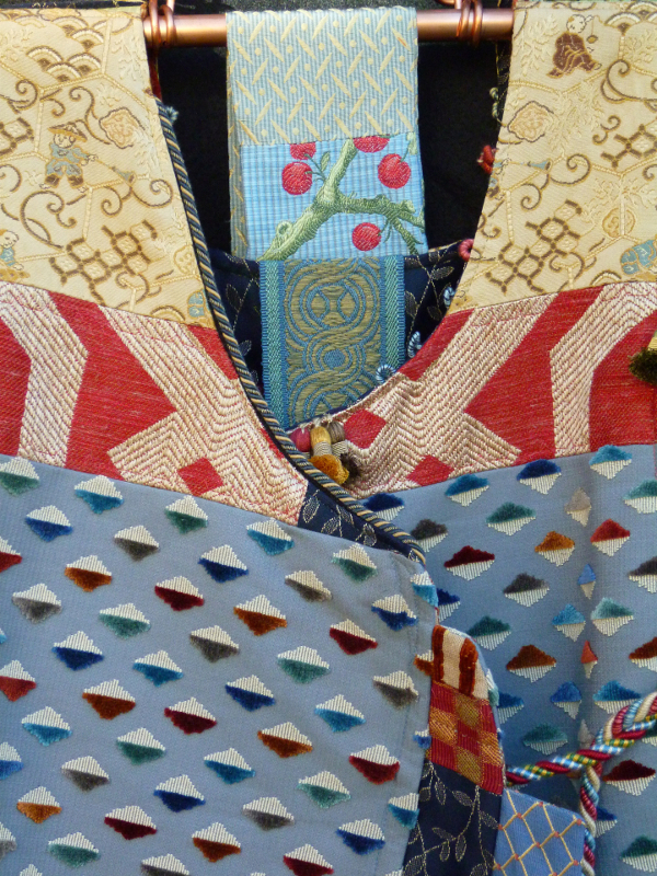front detail view of Blaue Segelen VESTI